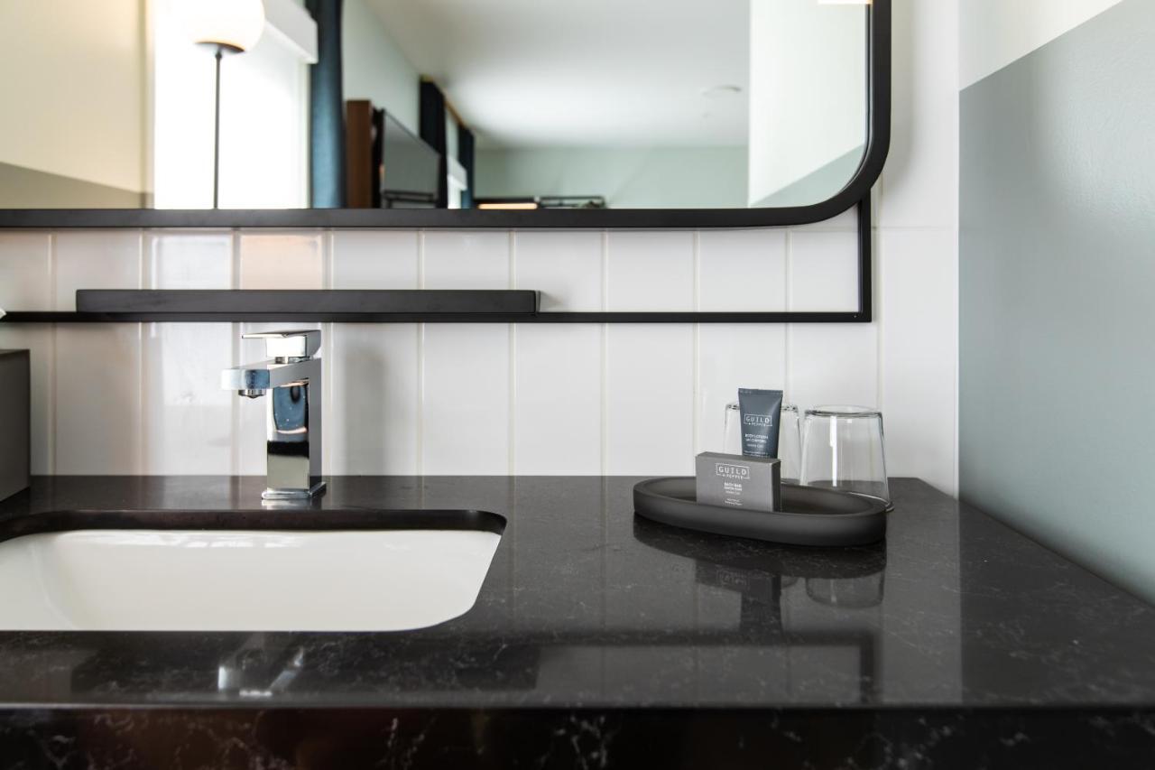 Habitación acogedora con cama grande