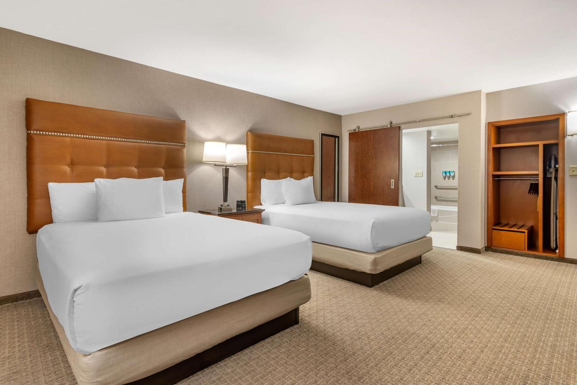 Deluxe Queen Room Two Queen Beds Accessible Tub,1633005639:JPEG