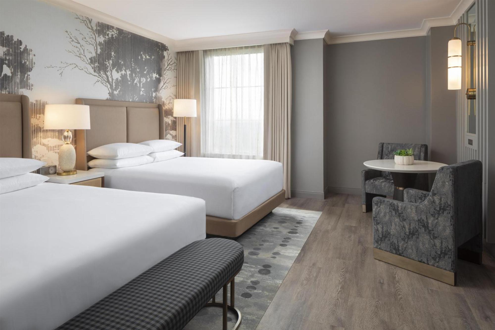 Kamer met 2 Queensize Bedden en Rolstoeltoegankelijk Bad
